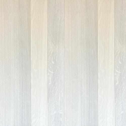 Gaiši baltais, viegli nosedzošais tonis Cotton, ir viens no gaišākajiem kolekcijas toņiem. Cotton White tonis ir lieliska izvēle tiem, kas novērtē minimālismu un vēlas savienot modernu estētiku ar klasiskām vērtībām. Šī grīda organiski iekļaujas gan laikmetīgos, gan tradicionālos interjera risinājumos, radot elegantu un līdzsvarotu atmosfēru.
Izturīga konstrukcija ilgtermiņa lietošanai
Augstas kvalitātes materiāli – parketa virskārtu veido 4 mm biezs ozolkoka slānis, kas nodrošina ilgmūžību