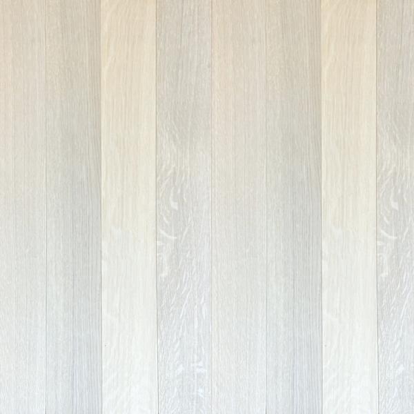 Gaiši baltais, viegli nosedzošais tonis Cotton, ir viens no gaišākajiem kolekcijas toņiem. Baltais dabīgā vaska pārklājums veido nosedzošu lazūras slāni, vienlīdz ļaujot kokam palikt naturālam un sajust unikālās ozola koka šķiedras. Piemērots siltajām grīdām – 11 mm divslāņu konstrukcija uzlabo siltumvadītspēju, nodrošinot efektīvu siltuma cirkulāciju un patīkamu komfortu.
Divslāņu ozola parkets ir ideāli piemērots ieklāšanai gan uz sagatavotas melnās pamatgrīdas, gan uz betona siltajām grīdām