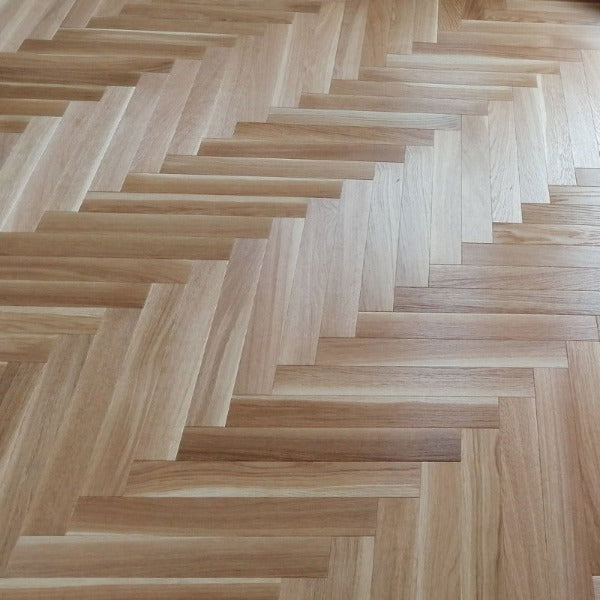 Ozola koka grīda ar skujiņas rakstu, kas veido viegli zaigo toņu pārejas no gaiša ozola uz nedaudz tumšāku, ir stilīgs un elegants dizaina elements. Šāda grīda piedāvā klasisku vērtību un dabisku skaistumu