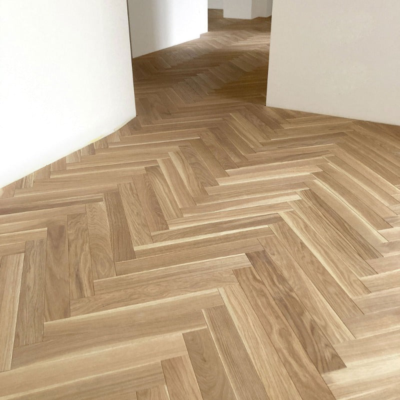 Divslāņu ozola parkets, ieklāts uz OSB. Ozola koksnes Šķirojums Standart, Rustick, tonis Shadow, koksne strukturēta un 4v fāzīte. Koksne nedaudz raiba, ar aplievu, bet tonis Shadow to pieklusina un nav tik raibs. izmērs 11x70x490mm klasiskais dēlīšu parketa izmērs