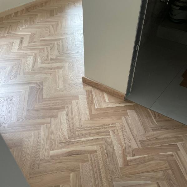 Skandināvu interjeros ozolkoka grīda ir klasisks un neaizstājams elements, kas veido mājīgu un vienlaikus izsmalcinātu vidi. Šādu grīdu var lieliski saskaņot ar gaišām, vienkāršām mēbelēm, kas uzsver telpas gaisīgumu un estētisko tīrību.
Ozolkoka šķirojums Rustic, ar aizpildītiem zariem un izteiktu dabas tekstūru, piešķir grīdai raksturīgu dabiskumu un siltumu. Šis stils ir ideāli piemērots, lai radītu harmonisku kontrastu starp mūsdienīgu un tradicionālu dizainu, padarot interjeru gan elegantu, gan mājīgu
