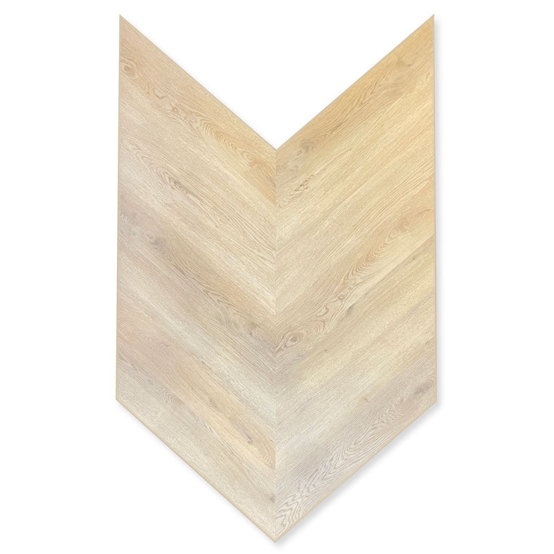 Jaunums! Luksusa kvarca vinils Quito – Chevron franču skujiņa. Atklāj Quito – gaišs, maigs ozolkoka dizains luksusa klases kvarca vnilā. Elegants franču skujiņas (Chevron) raksts, izturīgs un viegli kopjams. Ūdensizturīgs, Izturīgs pret skrāpējumiem un triecieniem, viegli tīrāma ar parastiem līdzekļiem. Vienkārša ieklāšana – “click” sistēma.