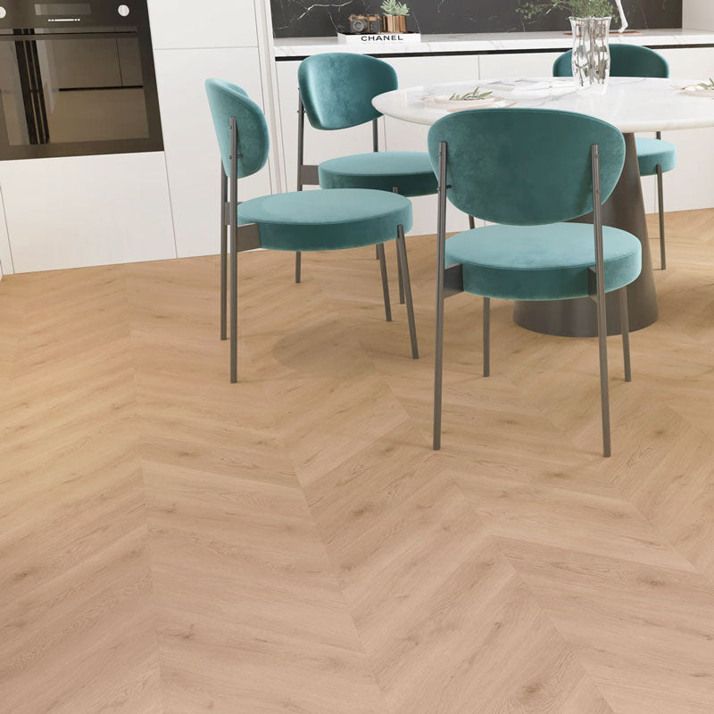 aunums! Premium SPC kvarca vinils Chevron rakstā – augstākā kvalitāte, ūdensizturīgs, ar click sistēmu, ideāli piemērots apsildāmām grīdām. Elegantais Chevron raksts luksusa SPC kvarca vnilā un interjerā. Gaišs ozolkoka dizains, komforts un klusums ikdienā. Ideāli modernam interjeram.
