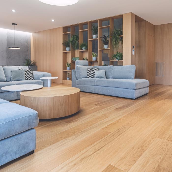 Divslāņu ozola dēļi ir populārs materiāls grīdu apdares projektos, un tos var ieklāt dažādās pamatnēs, tai skaitā uz OSB (orientējošas šķiedras plāksnes), finiera vai saplāksņa, kā arī uz betona apsildāmās grīdas. Šāda veida divslāņu dēļi piedāvā izcilu estētiku un izturību. ozolkoka grīda ar dūmakaini ziliem dīvāniem .Dabiski materiāli, pārbaudīta vērtība