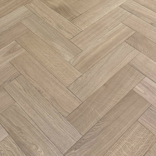 Jaunā Stalgen jeb Amberwood parketa kolekcija piedāvā izcilas kvalitātes ozolkoka parketu, kas apvieno dabisku eleganci un mūsdienīgu dizainu. Izgatavots no augstas kvalitātes ozola masīvkoka, šis parkets izceļas ar savu klasisko izmēru un tiek ieklāts elegantā skujiņas rakstā, kas piešķir interjeram īpašu šarmu.
Īpaša uzmanība ir pievērsta krāsai, un tonis "Strasbourg Fog", kas veidots pēc individuāla pasūtījuma, rada harmonisku un klasisku noskaņu, kas lieliski iederas dažādos interjera risinājumos.