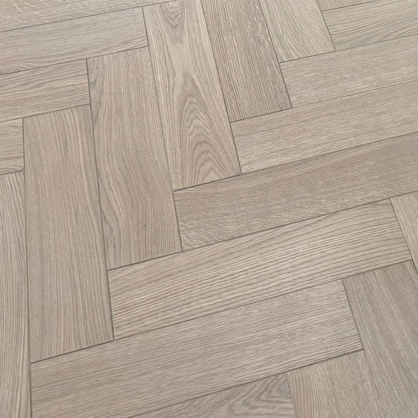 Jaunā Stalgen jeb Amberwood parketa kolekcija piedāvā izcilas kvalitātes ozolkoka parketu, kas apvieno dabisku eleganci un mūsdienīgu dizainu. Izgatavots no augstas kvalitātes ozola masīvkoka, šis parkets izceļas ar savu klasisko izmēru un tiek ieklāts elegantā skujiņas rakstā, kas piešķir interjeram īpašu šarmu.
Īpaša uzmanība ir pievērsta krāsai, un tonis "Strasbourg Fog", kas veidots pēc individuāla pasūtījuma, rada harmonisku un klasisku noskaņu, kas lieliski iederas dažādos interjera risinājumos.