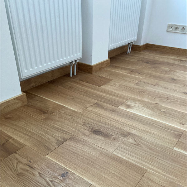 Grīdas līstes tiek veidotas no pilna masīva koka, kas nodrošina izcilu kvalitāti un ilgmūžību. Tās ir pieejamas dažādos garumos, sākot no 1400 mm līdz pat 3000 mm, ļaujot pielāgot grīdlīstes katra telpas specifikai un dizainam. Šādi pielāgojami izmēri nodrošina optimālu risinājumu gan mazām, gan lielākām telpām, radot perfektu vizuālo līdzsvaru un pabeigtības sajūtu. Līstes ar vērtību no pilna ozola jeb ozolkoka