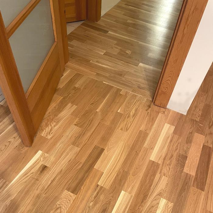 Pamīšus parketa ieklāšanas raksts – sen aizmirsts, bet reiz ārkārtīgi populārs risinājums, kas pirms divdesmit gadiem pat apsteidza klasisko skujiņu. Šajā projektā klienti izvēlējās Rustic šķirojuma divslāņu parketu (10x70x350 mm), kas ir rūpnieciski apstrādāts ar matētu laku un izceļas ar taisnām kantēm (bez fāzītēm).
Šāda veida parketam piemīt augsta precizitāte un izcila ģeometriskā kvalitāte – skaidrs apliecinājums rūpnieciskās ražošanas līmenim. Risinājums, kur kvalitāte ir vislabā
Vai arī jums patīk