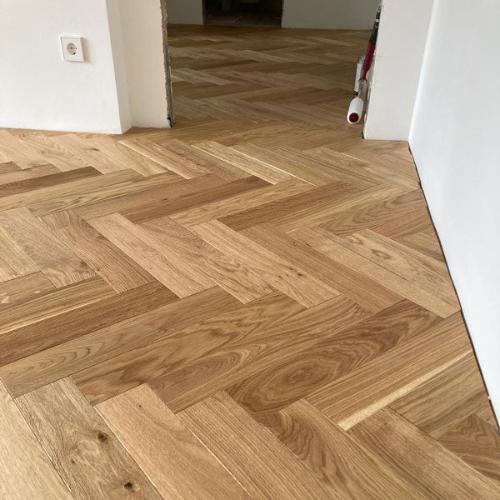 Mēs piedāvājam sertificētas koka grīdas no uzticamiem piegādātājiem, kas apvieno drošību un estētiku. Klientu atsauksmes apliecina, ka mūsu koka grīdas piepilda jūsu sapņus, sniedzot izturību un kvalitāti katrā solī. Grīdas, kas radītas kalpot ilgtermiņā, būs dabīgs papildinājums jūsu mājas interjeram.