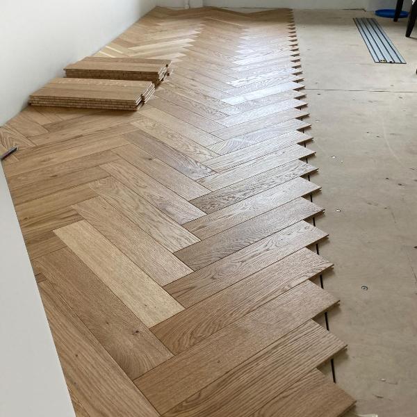 Vai sapņojat par grīdu, kas apvieno dabas skaistumu un klasisko eleganci? Divslāņu ozolkoka parkets (11x100x500 mm) ar Rustic šķirojuma tekstūru, viegli strukturētu virsmu (brushed) un papildu matētu eļļas cietvaska pārklājumu ir risinājums, kas izceļ jūsu mājas stilu. Izvēlieties skujiņas rakstu, lai pievienotu telpai īpašu šarmu un pievilcību. Atrodiet savu ideālo grīdu – izturīgu, skaistu un piemērotu ikdienas dzīvei! kvalitatīvs darbs