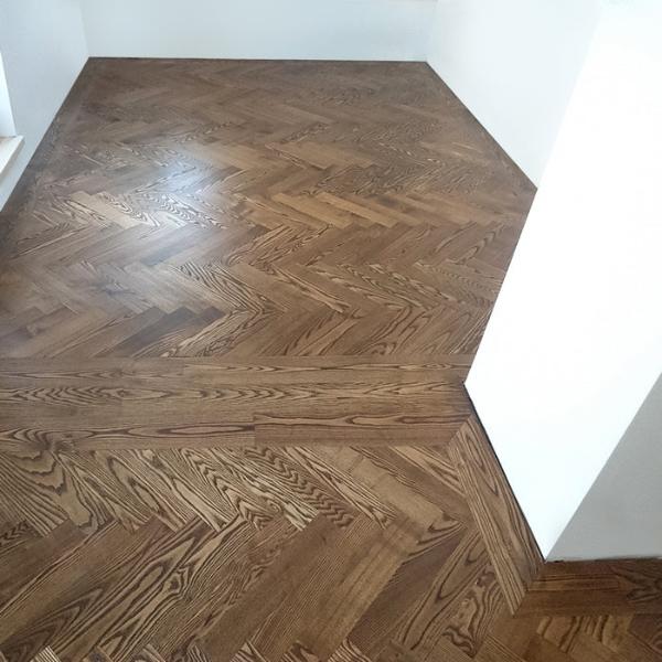 oša koka parkets pārtapa par vecināta old ozk koka grīdu, no oša par ozolu. Skaista un rūpīgi apstrādāta ozolkoka grīda ir lielisks papildinājums jebkuram interjeram un var ievērojami uzlabot telpas izskatu un atmosfēru. Profesionāli izpildīts darbs ir būtisks, lai panāktu šo izcilu rezultātu un nodrošinātu, ka ozolkoka grīda kalpo jums uz ilgu laiku.