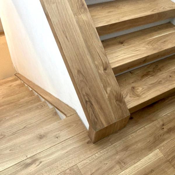 ozolkoka grīda ieklāta pamīšus ar tonētu vieglipelēku toni, papildus klāt nāca masīvkoka trepes izcils rezultāts, detaļas no trepēm