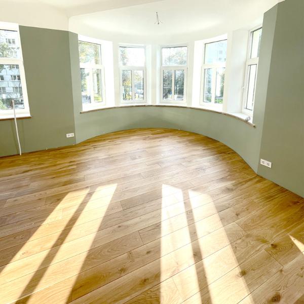 Skaists saulains dzīvoklis ar elegnatu īsta ozolkoka dēļu grīdu. skaists erkers ozolkoka grīdas dēļi skaisti ieklāti apstrādāti ar eļļas cietvasku skaisti zaigo saules stari, kvalitatīvs darbs