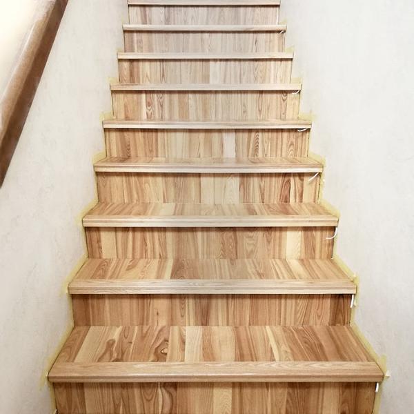 trepes apšūtas or oša koka dēlīšu parketu, skaistas naturāla oša koka trepes, kurām sekos ledlampiņas apgaismojums