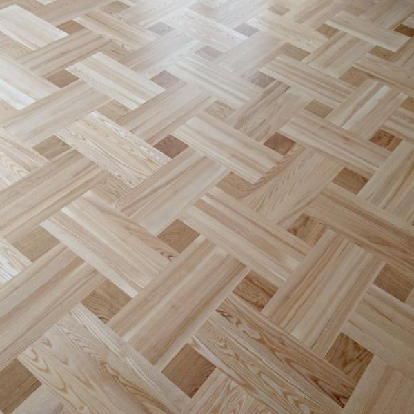 Materiālu apvienojums: Apvienojot oša koka parketu ar ozolkoka maziem dēlīšiem, jūs varat iegūt grīdu ar daudzveidīgu rakstu un krāsu kontrastu, kas var būt vizuāli iespaidīgs. Estētika un dizains: Šāda grīdas seguma izvēle dod iespēju izcelt telpas estētiku un piedāvāt izcilu dizaina risinājumu, kas atbilst jūsu interjera vēlmēm.