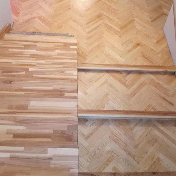 Pēc dēlīšu parketa ieklāšanas, grīda tika slīpēta un pulēta. Parketa grīda tika divas reizes pārklāta ar augstas slodzes divkomponentu ūdens bāzes laku Opal 20.