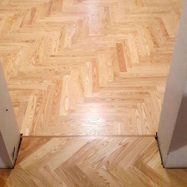 Pēc dēlīšu parketa ieklāšanas, grīda tika slīpēta un pulēta. Parketa grīda tika divas reizes pārklāta ar augstas slodzes divkomponentu ūdens bāzes laku Opal 20. Telpām mainās virziens, savienojuma vietā ieklāts korķa līste