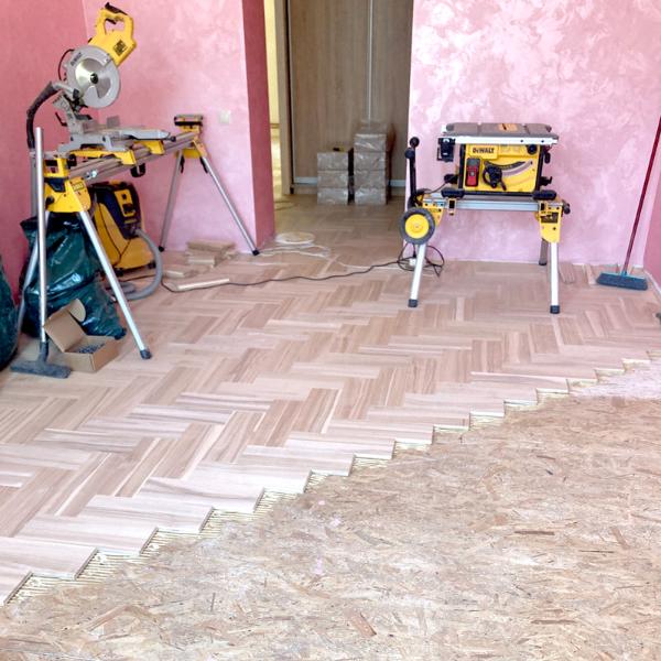parketa ieklāšana un piezāģēšana ir darbi, kas prasa speciālas aprīkojuma un instrumentu prasmes, lai nodrošinātu augstas kvalitātes rezultātu. Parasti parketu ieklāšanai un piezāģēšanai tiek izmantoti speciāli parketa zāģi un citi instrumenti, kas ir paredzēti šādiem darbiem.Lai iegūtu labākos rezultātus, parketa ieklāšanu un piezāģēšanu vislabāk uzticēt MUMS pieredzējušiem un profesionāliem parketa speciālistiem.
