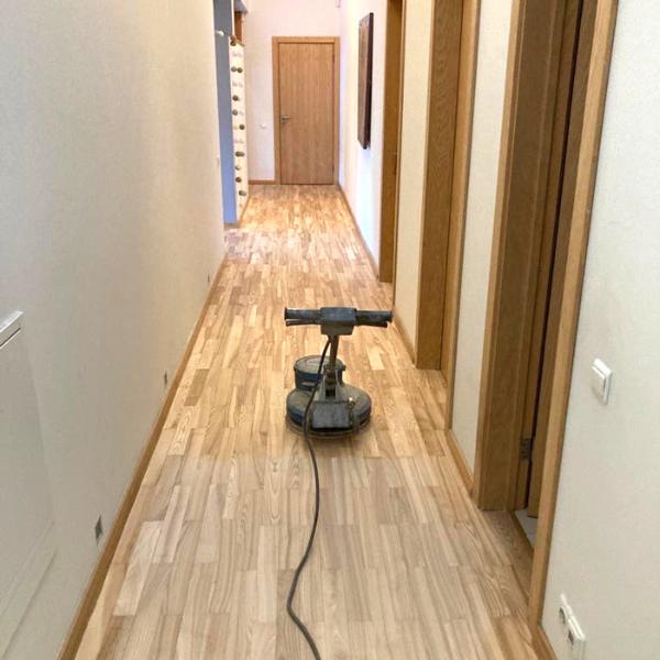 Veicot oša parketa grīdas profesionālu restaurāciju, tā tika pilnībā pāslīpēta, atklājot tīru koksnes struktūru. Lai saglabātu dabisko, neitrāli pelēko oša toni, grīda tika piesūcināta ar bezvaska tonētu Natural eļļu, kas uzsver koka tekstūru un dziļumu. Lai nodrošinātu izturību pret intensīvu lietošanu, grīda tika divas reizes pārklāta ar augstu nodiluma izturības laku Opal20, kas piešķir tai noturību un aizsardzību. Precīzi veikts restaurācijas process atjaunoja grīdas eleganci, padarot to par ilglaicīgu