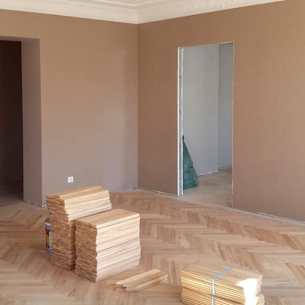 Parkets pielīmēts uz saplākšņa. Elastīga līme nodrošina stipru un ilgtspējīgu saķeri. Grīdu var ietonēt ar brūnu, baltu vai pelēku eļļu un saglabājot unikālo koka tekstūru. Tumša grīda ir estētiska un piestāv gaišam askētiskam interjera. Kvalitatīvs darbs - Grīdas parkets. No oša koka parketa par vecinātu ozolkoku, darba process ar oša koka parketu skujas rakstā