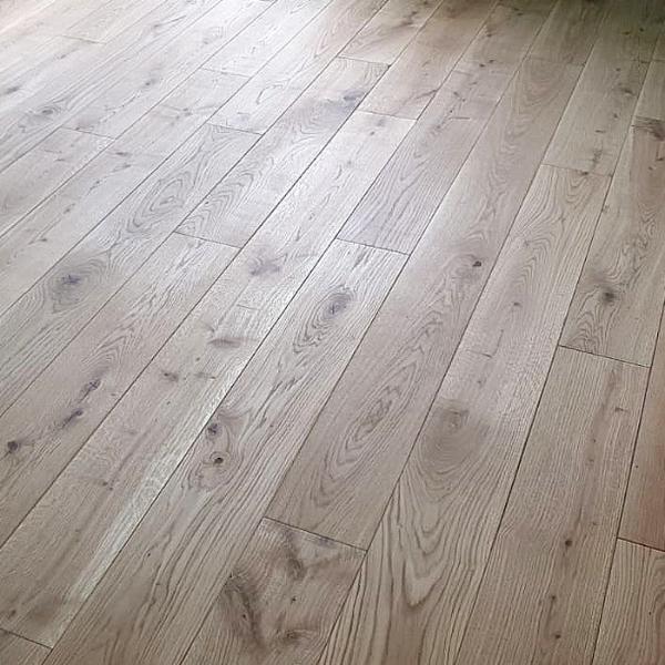 Dabiskais raksts: Ozolkoka raksts ar tā dabiskajām iezīmēm, piemēram, zariem un porām, padara grīdu īpaši pievilcīgu un bagātu. Tas var būt galvenais dizaina akcents telpā. Siltums un personība: Šāda grīda piešķir telpai siltumu un personību. Tas var veidot mājīgu un uzmundrinošu atmosfēru.