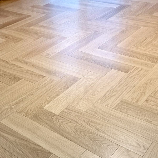 Elegants parkets
Tīras un lakoniskas krāsas interjerā prasa uzmanību katrai detaļai. Select/Premium ozolkoka parketa šķirojums ir ideāli piemērots klientiem, kuri vēlas nevainojamu tekstūru bez zariņu izteiksmēm, radot harmonisku un askētisku atmosfēru.
✅ Parketa izmērs: 11x150x665 mm
✅ Tekstūras šķirojums: Select / Premium
✅ Apstrāde: Matēta laka ar toni – Beige
✅ Veids: Divslāņu ozolkoka parkets ar ozolkoka pamatnes konstrukciju (standarta risinājumā – priedes pamatne)
✅ Grīdas pamatne: Estrich betons a