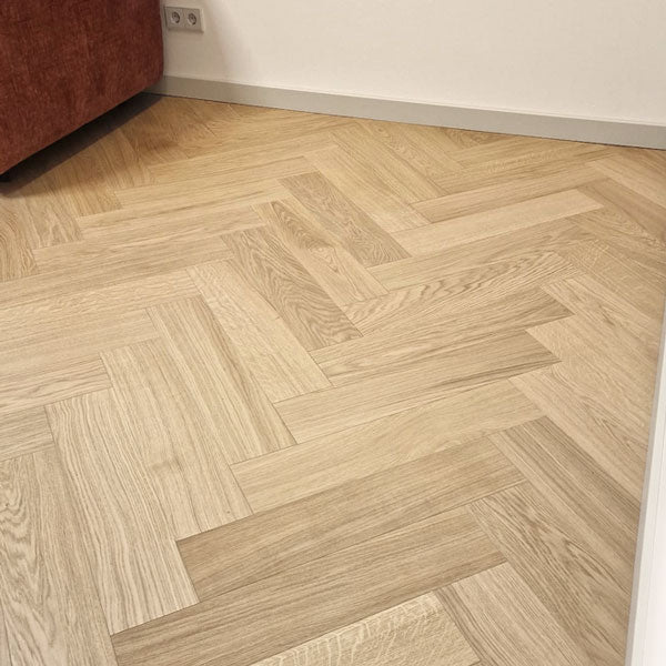 Uzsvars uz funkcionalitāti un dizainu
Interjeram, kur katrs sīkums ir pārdomāts, Select/Premium klases ozolkoka parkets piedāvā nevainojamu tekstūras šķirojumu, kas novērš jebkādas vizuālas “troksnis”. Šis risinājums ir ideāls tīriem un lakoniskiem interjeriem.
🔹 Galvenās īpašības:
Parketa izmērs: 11x150x665 mm
Tekstūras šķirojums: Select / Premium
Apstrāde: Matēta laka ar smalku Beige toni
Divslāņu konstrukcija: Ozolkoks gan virskārtā, gan pamatnē
Piemērots Estrich betona apsildāmām grīdām
Paldies mūsu