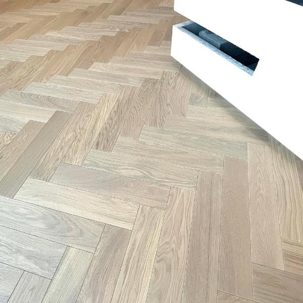 Niansēta, silti bēšā toņa nokrāsa šķiedrā mijiedarbojas ar dabīgo ozola toni. Parketa ieklāšana skujiņas rakstā, viegli zaigo un izceļas parketa rindas. Ozola koksnes šķirojums Standart, Rustick, tonis Mist, koksne strukturēta un 4v fāzīte. Koksne nedaudz raiba, ar aplievu, bet tonis Mist to pieklusina un nav tik raibs. Viegli pelēcīgs, bet saglabājas koka šķiedra un dabīgums.