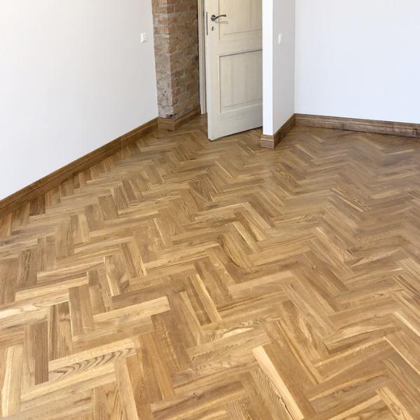 ozolkoka parkets Rustic šķirojums ieklāts dubultās skujas rakstā, pēc ieklāšanas parkets slīpēts pulēts un piesūcināts ar Osmo eļļas cietvasku, kvalitatīvs darbs