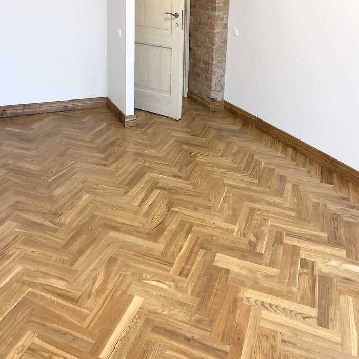 Ozolkoka Rustic parkets, ieklāts dubultās skujas rakstā, harmoniski apvieno dabas skaistumu ar elegantu dizainu. Šķirojuma zari un faktūra piešķir grīdai neatkārtojamu raksturu, kas iederas dažāda stila interjeros.
Rūpīgi slīpēts, pulēts un piesūcināts ar Osmo eļļas cietvasku, parkets iegūst ilgtspējīgu aizsardzību, smalku spīdumu un patīkamu pieskārienu sajūtu.