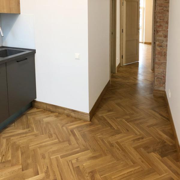 ozolkoka parkets Rustic šķirojums ieklāts dubultās skujas rakstā, pēc ieklāšanas parkets slīpēts pulēts un piesūcināts ar Osmo eļļas cietvasku, kvalitatīvs darbs virtuves zonā arī nav jābaidās ieklāt parketa grīdu