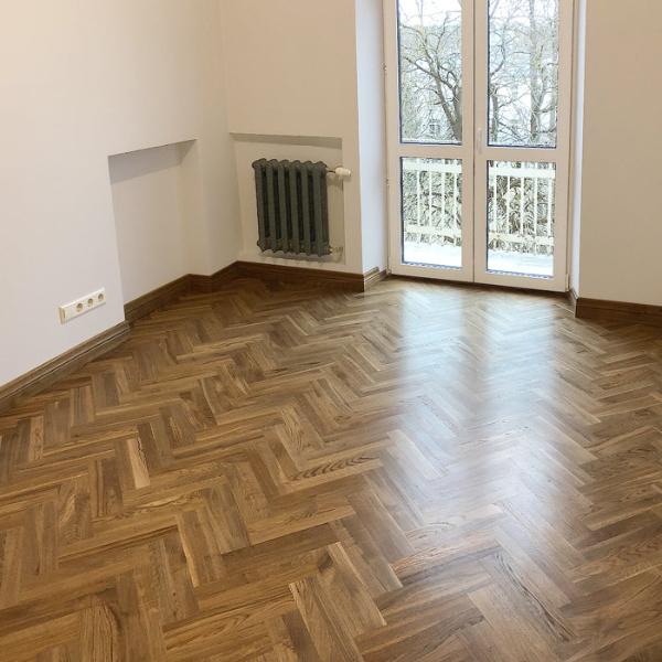 ozolkoka parkets Rustic šķirojums ieklāts dubultās skujas rakstā, pēc ieklāšanas parkets slīpēts pulēts un piesūcināts ar Osmo eļļas cietvasku, kvalitatīvs darbs, skaisti zaigo skujas raksts, koksne nedaudz raiba bet dzīva
