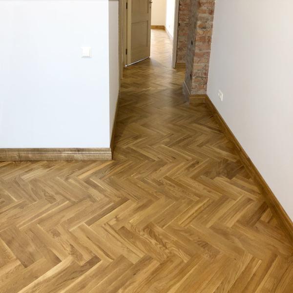 ozolkoka parkets Rustic šķirojums ieklāts dubultās skujas rakstā, pēc ieklāšanas parkets slīpēts pulēts un piesūcināts ar Osmo eļļas cietvasku, kvalitatīvs darbs