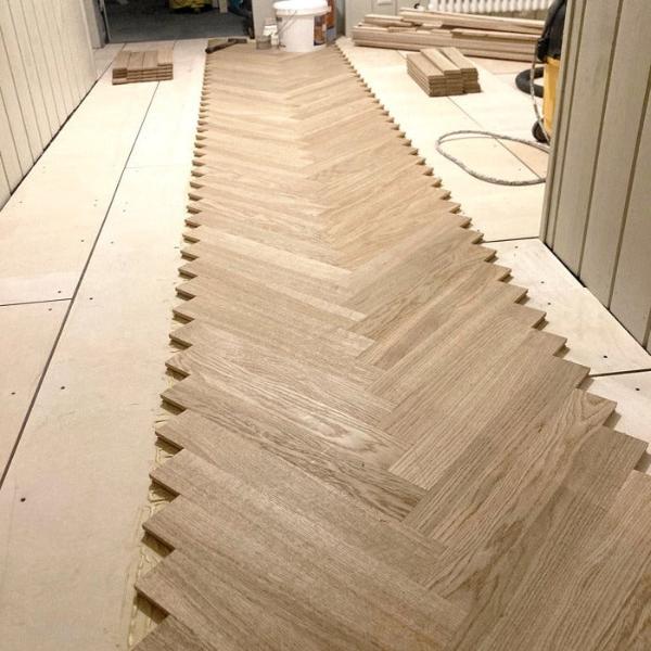 Pēc ieklāšanas veikts profesionāls darbs – parkets ir slīpēts, pulēts un piesūcināts ar Osmo eļļas cietvasku, kas padara grīdu ne tikai skaistu, bet arī izturīgu un viegli kopjamu. Šis process izceļ koksnes dabisko faktūru un nodrošina dziļu, samtainu spīdumu, vienlaikus saglabājot praktiskumu un greznību.