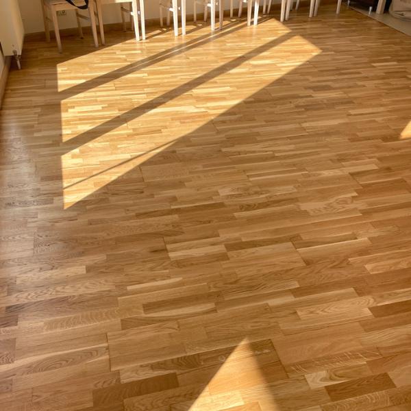 Trīsslāņu ozola parketa grīda tika pilnībā pārslīpēta līdz tīram ozolkokam. Lai izceltu ozolkoka unikālo tekstūru un piesātināto toni, parkets tika piesūcināts ar Osmo Klarwachs, un divas reizes pārklāts ar Osmo eļļas ciet