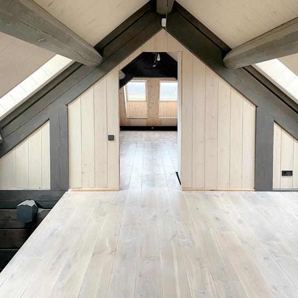 Viegli bal;tā niansētā ozolkoka grīda ir klasisks elements skandināvu interjerā. To var kombinēt ar elegantām mēbelēm, lai radītu mājīgu un pievilcīgu vidi. ozolkoka šķirojums rustic ar aizpildītiem zariņiem, lieliski papildina ozolkoka dabiskumu. Pārklājot ar baltu vasku zariņi, koka gadskārtas lieliski izceļas, unikāla ozola tekstūra, ko radījusi daba