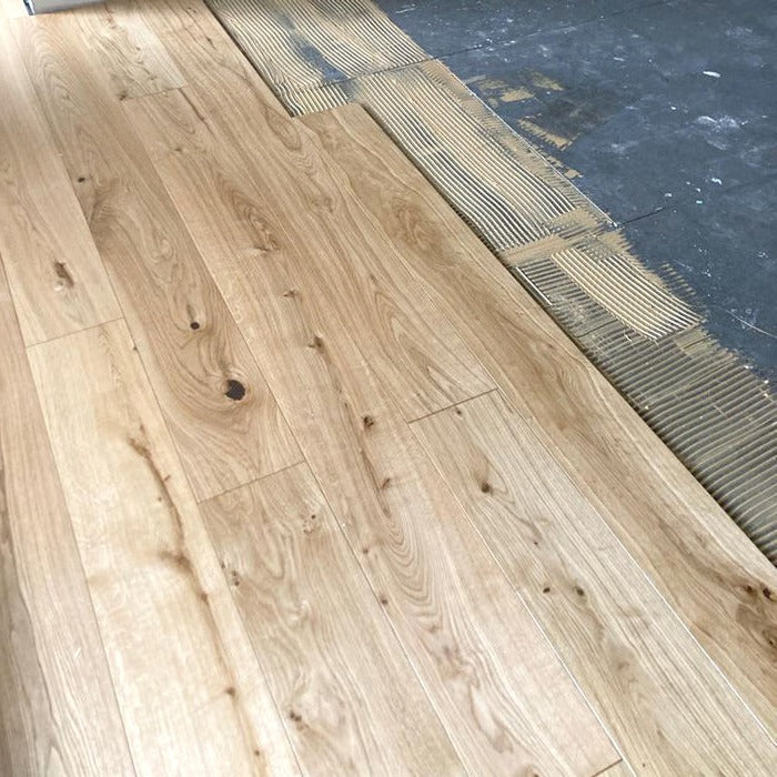 trīsslāņu dēļu ieklāšana pielīmēšana uz gruntētas dubultā grīdas reģipša, papildus uzklāta vaska kārta. Laba pamatne ir betona Esctrih vai OSB, vai finieris jeb saplāksnis