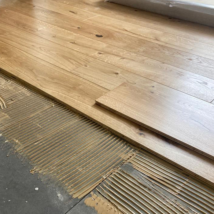 divslāņu grīdas dēļu un parketa ieklāšana uz apsildāmas dubultā grīdas reģipša, tai pat laikā var ieklāt arī uz finiera, saplākšņa un OSB