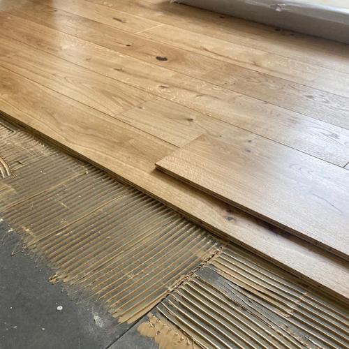 Patentētās tehnoloģijas, kas nodrošina dēļu unikalitāti, papildus garantē, ka produkts atbilst visaugstākajiem nozares standartiem.
Divslāņu ozola dēļi, kas radīti Latvijā, ir apliecinājums mūsu valsts meistarībai un spējai piedāvāt izcilus produktus globālajā tirgū. To daudzveidīgie apdares veidi, sākot no dabīgiem toņiem līdz pat modernām eļļotām vai matētām virsmām, nodrošina, ka šie dēļi ir piemēroti gan klasiskam, gan mūsdienīgam interjeram, piešķirot katrai telpai unikālu un estētisku raksturu.