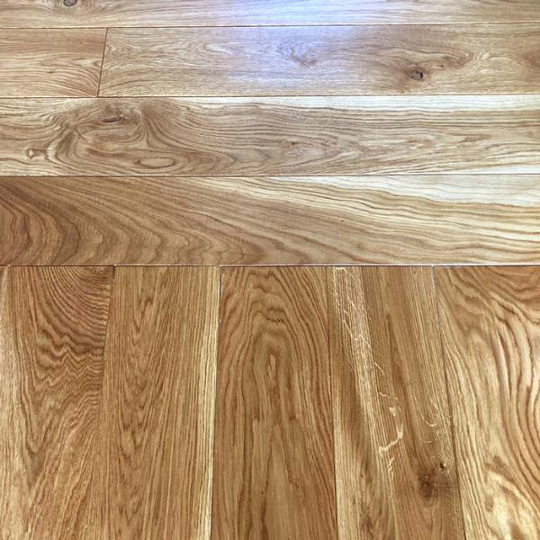 Masīvi ozolkoka dēļi (Natur / Rustic klases šķirojums), tika pielīmēti un pienagloti uz sagatavota un nostiprināta OSB. Līme nodrošina stipru un ilgtspējīgu saķeri starp dēļiem un pamatni. Dēļi ieklāti taisni, pamīšus tā piešķirot telpai eleganci un plašāku vizuālu efektu. Pēc dēļu ieklāšanas, grīda tika slīpēta un pulēta. Tam sekoja bezvaska eļļas uzklāšana ar pulējamo mašīnu. Augstākai nodiluma izturībai papildus pārklātas divas vaska kārtas ar pusmatētu eļļas cietvasku. Virzienu maiņa bez sliekšņa