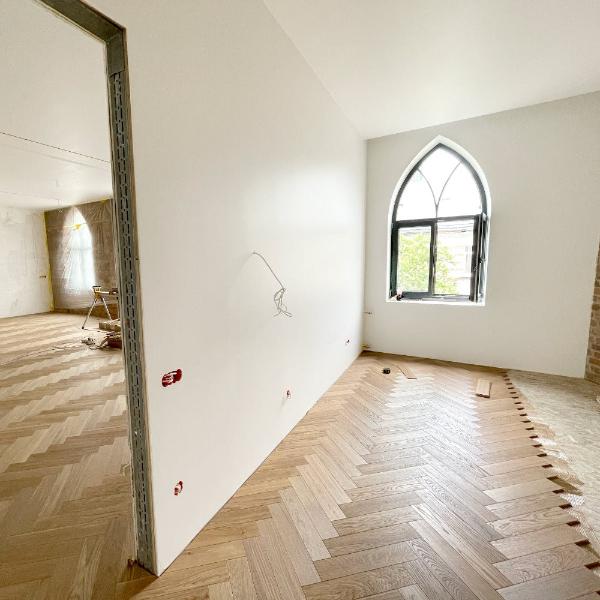 Dūmakainais virsējais slānis piedāvā interesantu un daudzveidīgu tekstūru grīdai. Tas var ieviest vizuālu interesi un padarīt grīdu par pievilcīgu uzmanības centru telpā. Saskaņojot Shadow toņa krāsu ar dabīgā ozola toņiem, var sasniegt harmonisku un vienotu izskatu. Tas nozīmē, ka grīdas krāsa nekonkurēs ar pārējo interjera dizainu, bet gan papildinās to.