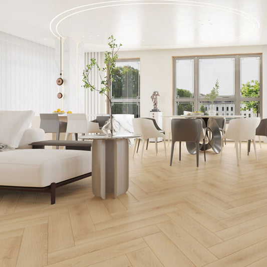 SPC kvarca vinila grīda ar ozola tekstūru – elegants, izturīgs un mitrumizturīgs grīdas segums mūsdienīgam interjeram. Gaišais tonis piešķir telpai plašumu un harmonisku noskaņu, bet dabiskā ozolkoka struktūra rada siltu un mājīgu atmosfēru.

SPC vinils nav lamināts – tas ir nākamās paaudzes grīdas segums.
SPC kvarca vinila grīda gaišs ozols herringbone dizains. SPC vinila grīda ar ozola tekstūru gaišā tonī. ūdensizturīga SPC vinila grīda ar click sistēmu. gaiša ozola SPC grīda modernam interjeram. 