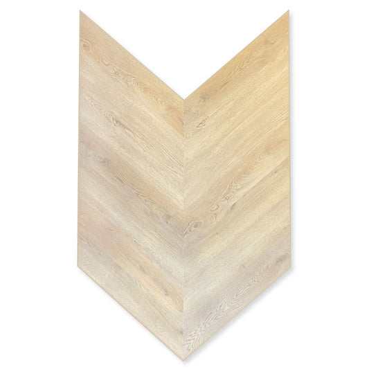 Jaunums! Luksusa kvarca vinils Quito – Chevron franču skujiņa. Atklāj Quito – gaišs, maigs ozolkoka dizains luksusa klases kvarca vnilā. Elegants franču skujiņas (Chevron) raksts, izturīgs un viegli kopjams. Ūdensizturīgs, Izturīgs pret skrāpējumiem un triecieniem, viegli tīrāma ar parastiem līdzekļiem. Vienkārša ieklāšana – “click” sistēma.