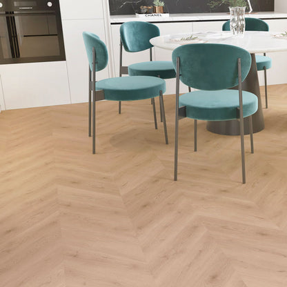 aunums! Premium SPC kvarca vinils Chevron rakstā – augstākā kvalitāte, ūdensizturīgs, ar click sistēmu, ideāli piemērots apsildāmām grīdām. Elegantais Chevron raksts luksusa SPC kvarca vnilā un interjerā. Gaišs ozolkoka dizains, komforts un klusums ikdienā. Ideāli modernam interjeram.