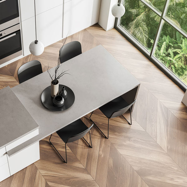 Chevron parkets - tas ir vairāk nekā grīda, Tas ir stāsts par laiku, par stila spēku telpā. Mūsu interjers ir kā liriskais sižets, Aizraujošs un harmonisks, tas ir mūsu mājas interjera dizains ar Chevron Franču skujas parketu.
Chevron ozolkoka parkets ir ideāla izvēle tiem, kas meklē augstas kvalitātes koka grīdu, kas apvieno ilgmūžību, dizaina vērtību un dabīgu estētiku.