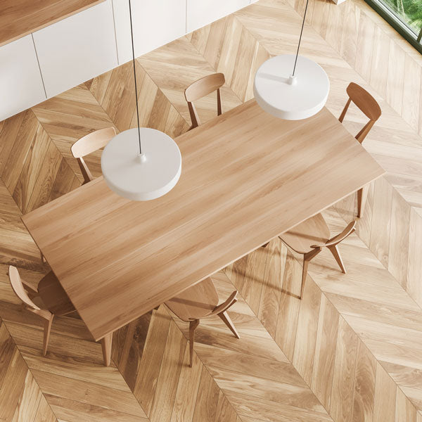 Izsmalcināts franču stils ar Chevron ozolkoka parketu

Izsmalcināts franču interjera stils ar ieklātu ozolkoka parketu franču Chevron rakstā piešķir telpai eleganci, dinamiku un laika pārbaudītu greznību. Franču Chevron parkets izceļas ar to, ka parketa dēlīši savienojas 45 grādu leņķī, veidojot izteiksmīgu V formas rakstu, kas rada harmonisku un arhitektoniski precīzu grīdas kompozīciju.

Atšķirībā no Herringbone (skujiņas) parketa, kur dēlīši tiek savienoti 90 grādu leņķī, Chevron raksts piedāvā stingrāku