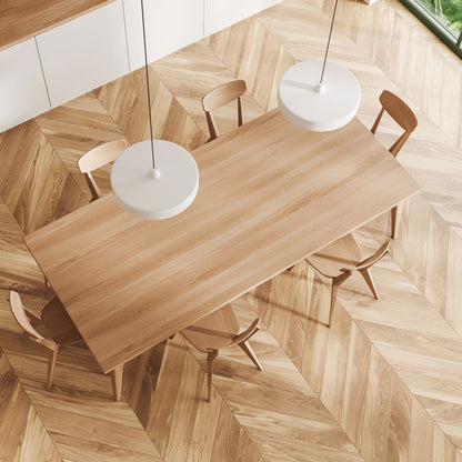 Izsmalcināts franču stils ar Chevron ozolkoka parketu

Izsmalcināts franču interjera stils ar ieklātu ozolkoka parketu franču Chevron rakstā piešķir telpai eleganci, dinamiku un laika pārbaudītu greznību. Franču Chevron parkets izceļas ar to, ka parketa dēlīši savienojas 45 grādu leņķī, veidojot izteiksmīgu V formas rakstu, kas rada harmonisku un arhitektoniski precīzu grīdas kompozīciju.

Atšķirībā no Herringbone (skujiņas) parketa, kur dēlīši tiek savienoti 90 grādu leņķī, Chevron raksts piedāvā stingrāku