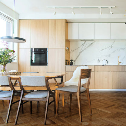 Klasika un elegance, SKAISTS INTERJERS AR GAIŠI BRŪNU GRĪDU DARK OAK, KAS RAKSTURO TUMŠĀKU OZOLU AR SILTI BRŪNĪGU NOKRĀSU, ļoti labi izceļ gaišus interjera priekšmetus.
Augsta estētika un kvalitāte. Latvijas parketa ražotne Amber wood, Stalgen divslāņu un masīvas ozola koka grīdas segumi. Augsta kvalitāte par akcijas cenu. Herringbone, planks, fishbone pattern.