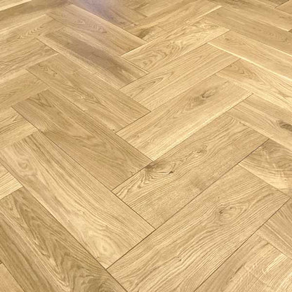 Augsta estētika un kvalitāte. Latvijas parketa ražotne Amber wood, Stalgen divslāņu un masīvas ozola koka grīdas segumi. Augsta kvalitāte par akcijas cenu. Herringbone, planks, fishbone pattern.
Nē laminātam, Jā īstam ozolkoka grīdas segumam. Vienmēr augsta kvalitāte par akcijas cenu. Saderīgs ar apsildāmo Estrich grīdu, grīdas ģipškartonu, reģipsi, osb. Izcila iespēja dari pats, DIY