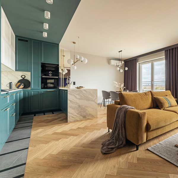 Augsta estētika un kvalitāte. Latvijas parketa ražotne Amber wood, Stalgen divslāņu un masīvas ozola koka grīdas segumi. Augsta kvalitāte par akcijas cenu. Herringbone, planks, fishbone pattern. Naturāli dabiskos toņos ieturēta grīda vienmēr būs estētikas paraugs, un būs aktuāls visos laikos un patiks visām gaumēm.